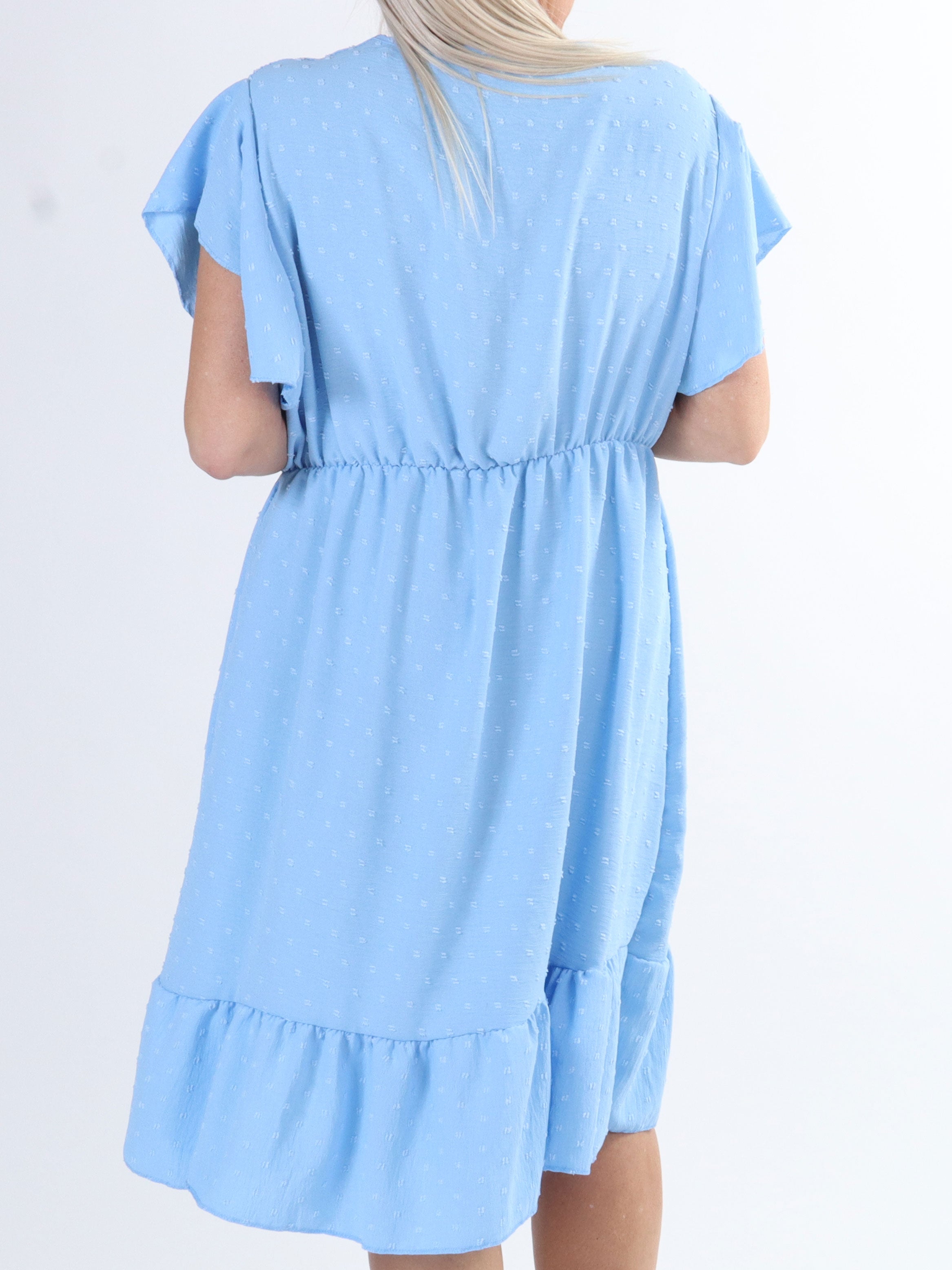 Vanilla - Plus size kjole med prikket detaljer og flæseærmer